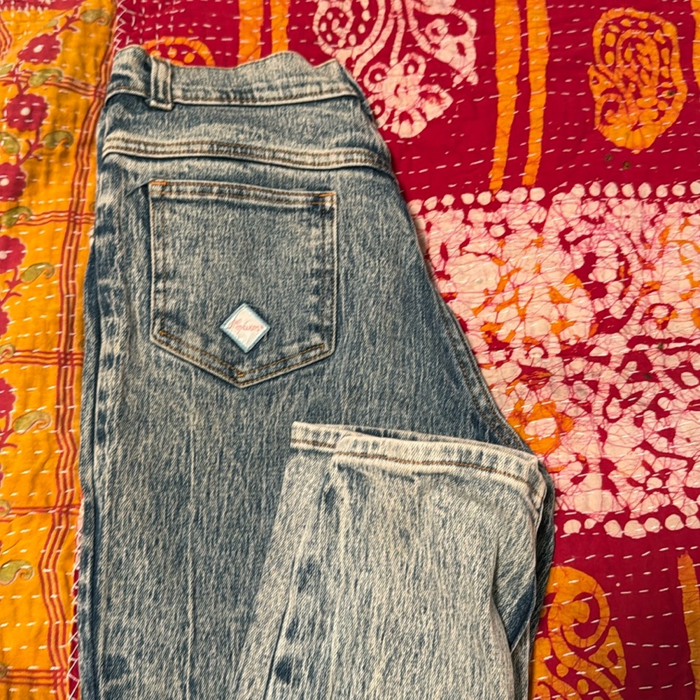 These vintage, acid washed, high-rise jeans are things dreams are made of